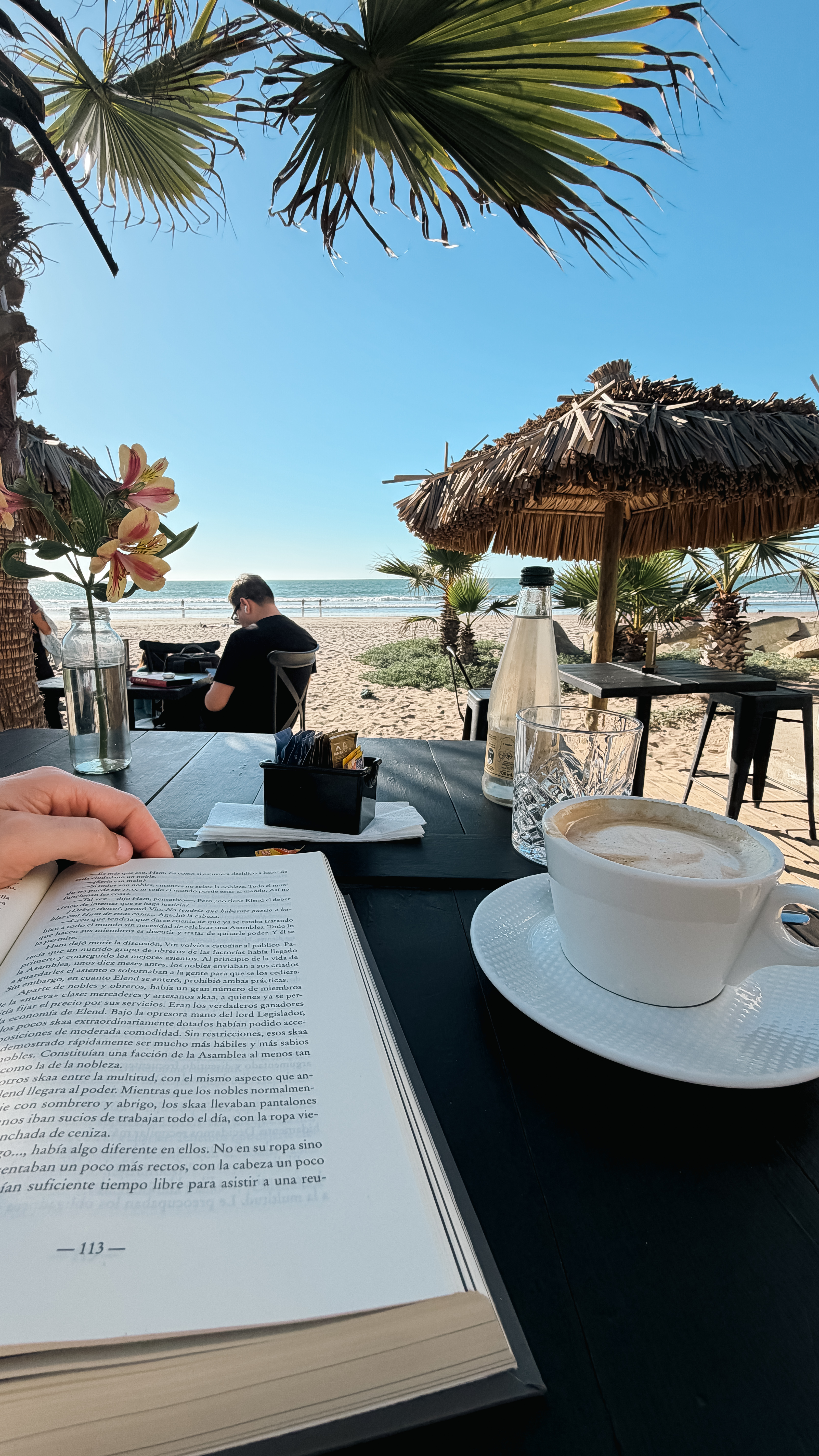 Maximiliano leyendo en la playa