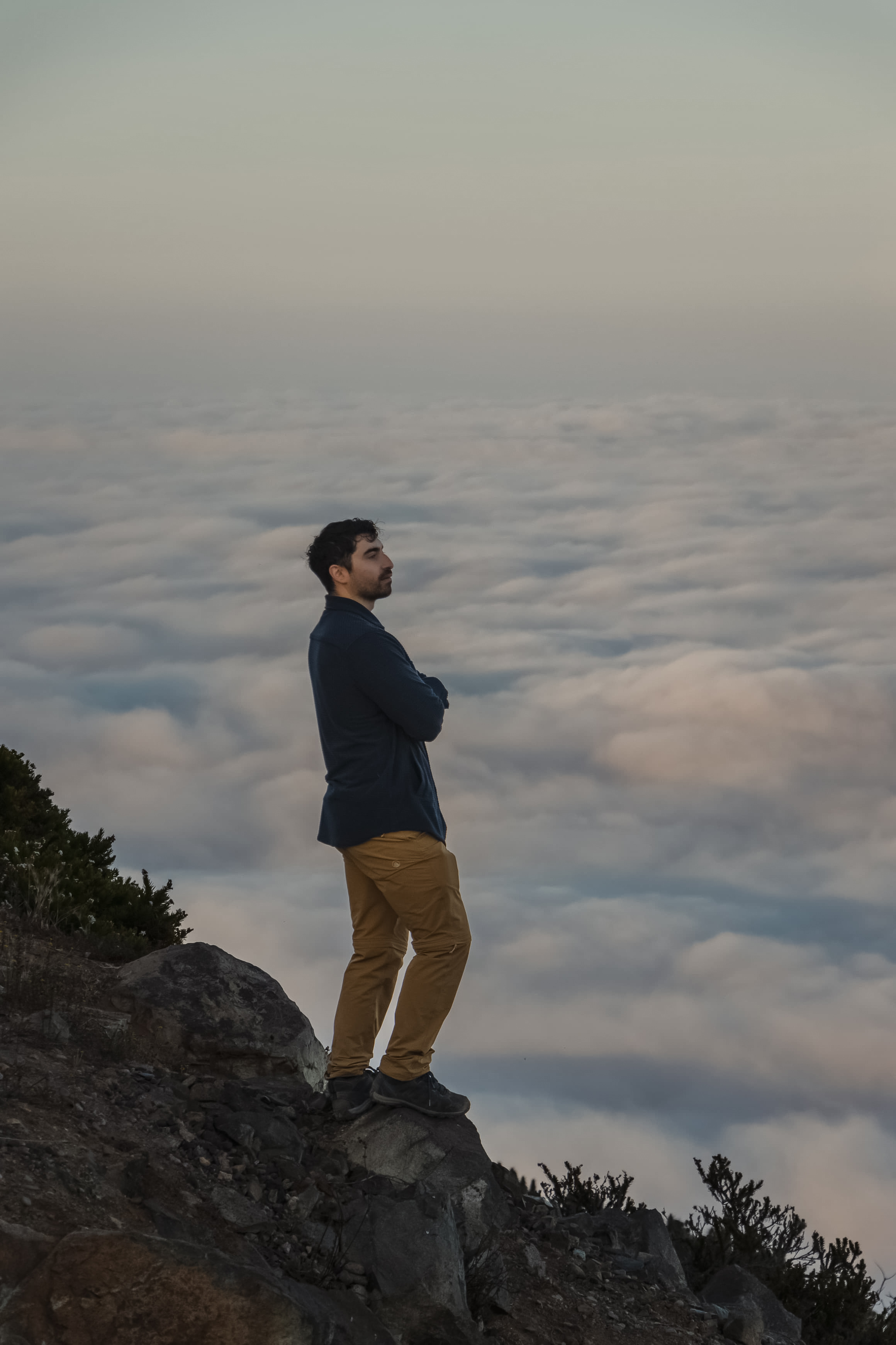 Maximiliano sobre las nubes en la montaña